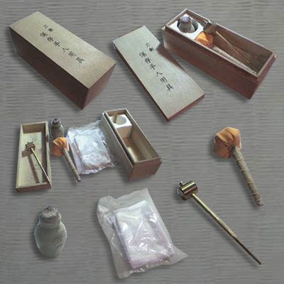 Порошок природного камня учико (Uchiko), масло для меча (Choji oil), комплект японской бумаги нугуи-гами (Nuguigami), мекугицучи — инструмент для извлечения мекуги из рукояти цука (Mekugitsuchi).